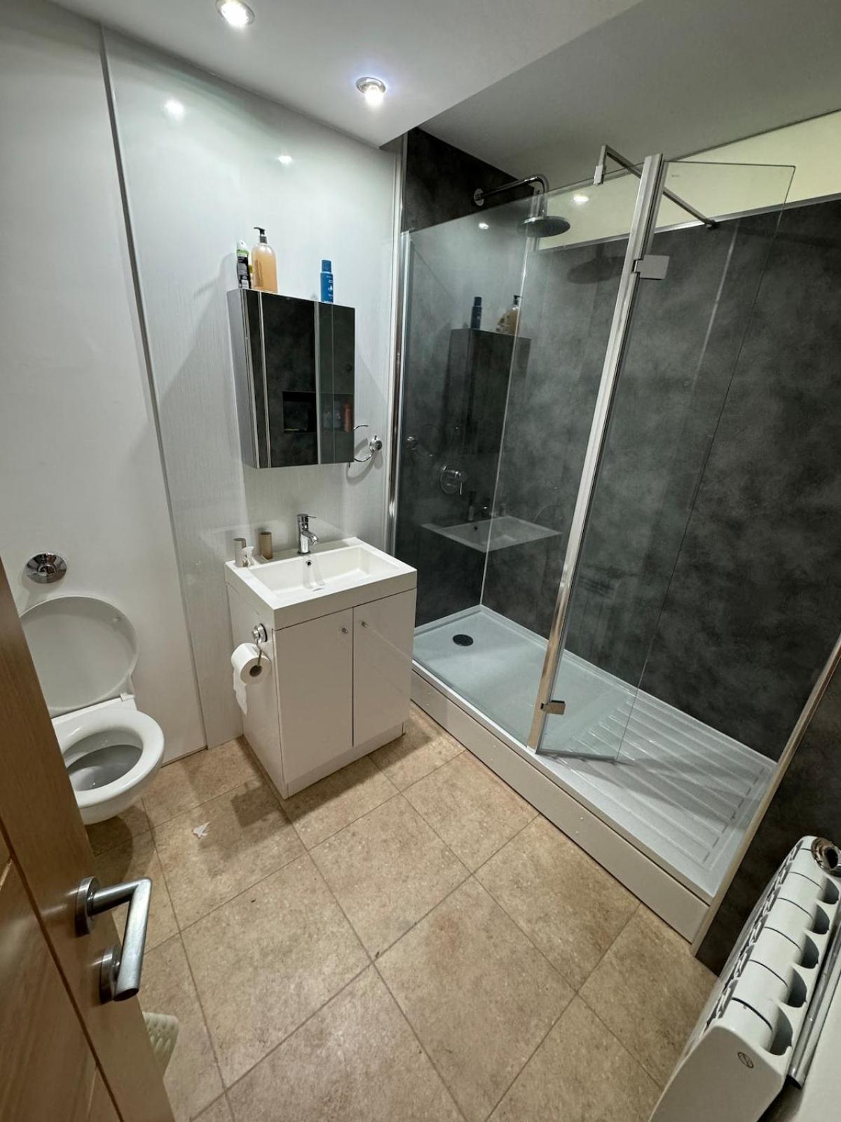 3 Bedroom Tranquil Ground Floor Flat In Merchiston Apartment